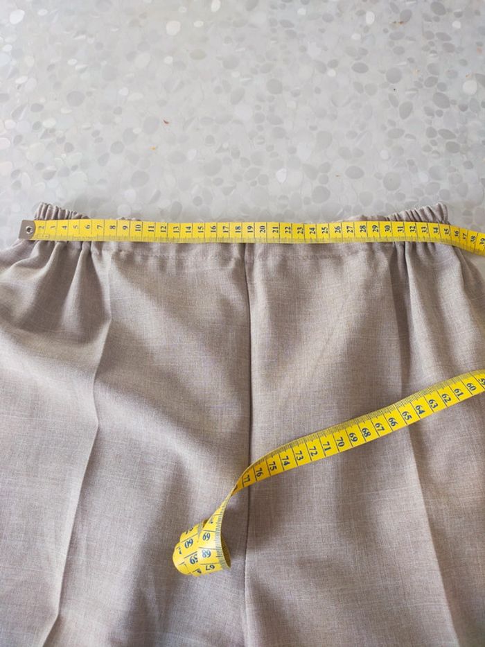 Pantacourt femme taille 46/48 beige.