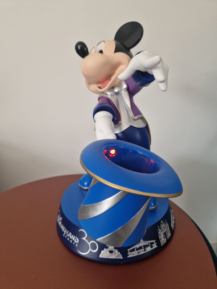 Statue Mickey Disneyland Paris 30ème anniversaire lumineux - photo numéro 2
