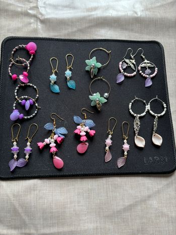 9 paires de boucles d’oreilles fleurs mauve rose et bleu 