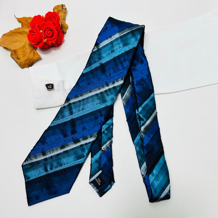 Cravate à rayure plissée - bleu marine noir satinée - 10 cm - très bon état - photo numéro 4