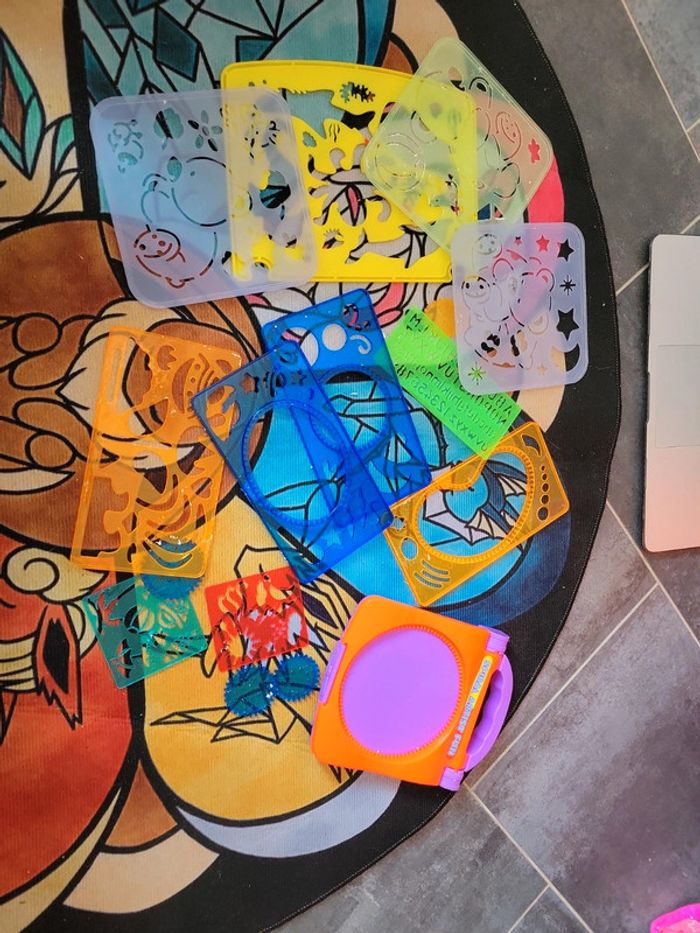 Gros lot de mandataire dessin avec figurine et support