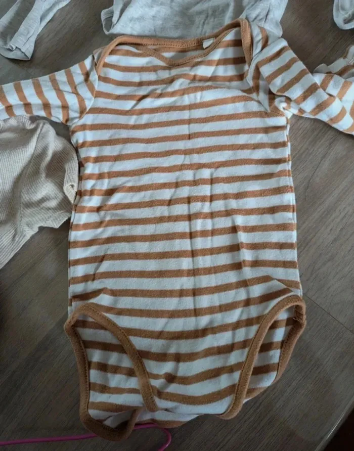 Lot de 4 bodies 24 mois - photo numéro 3