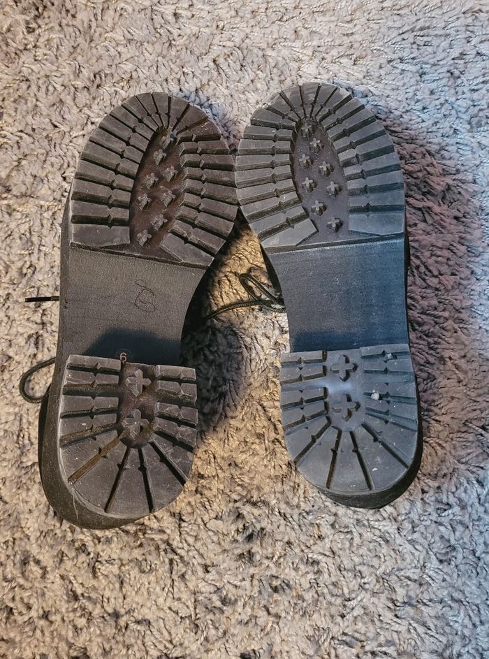 Jolie paire de chaussures noires - photo numéro 4