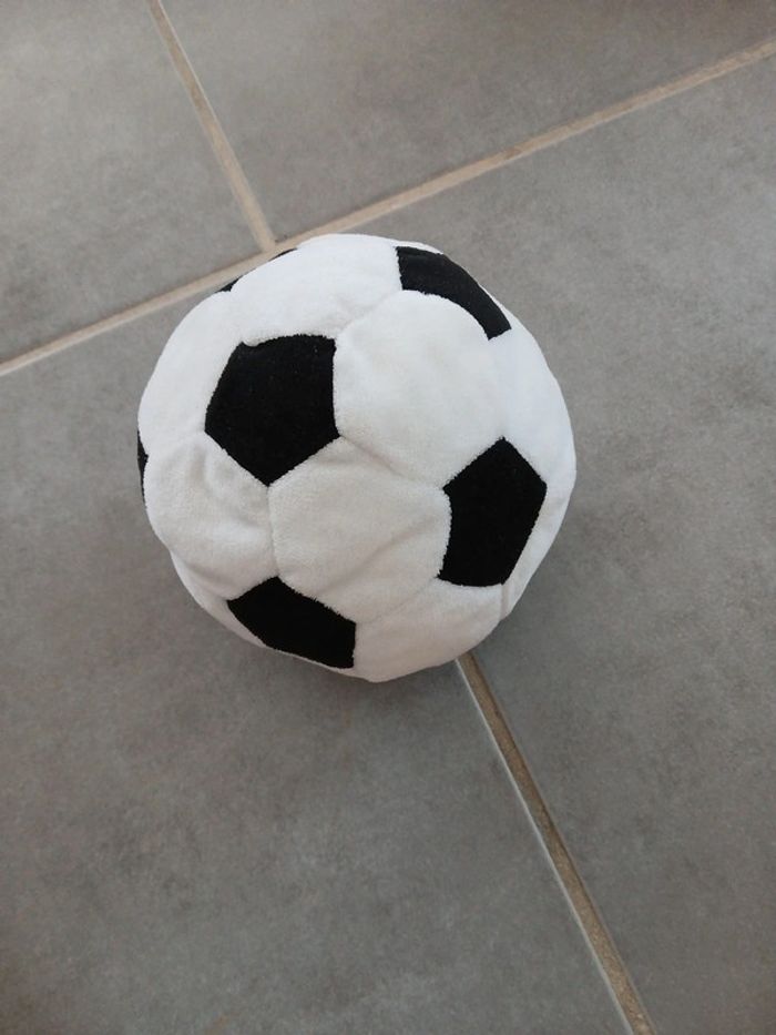 Ballon de foot en peluche qui fait gling gling