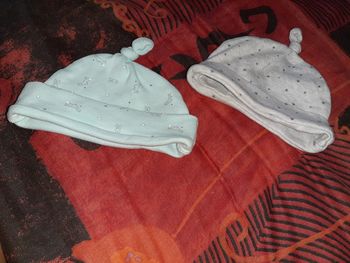 Lot de 2 bonnets naissance