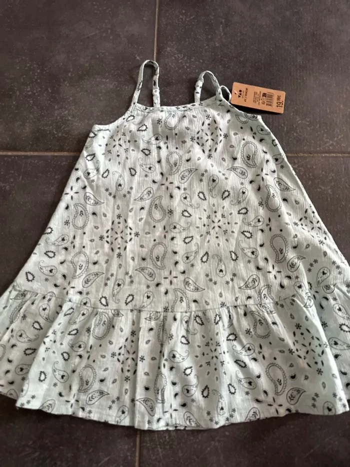 Robe fille tape à l’œil