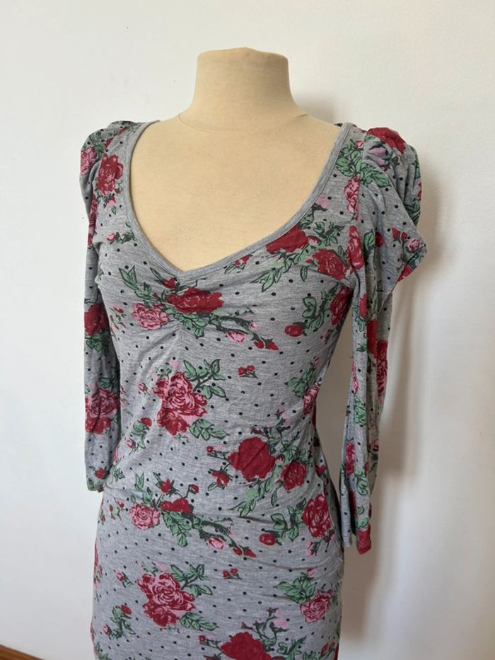 Robe mi-longue moulante dos nu motifs fleurs roses et petits pois - photo numéro 3