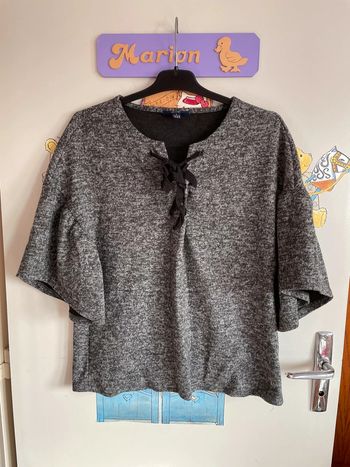 Pull gris à manches 3/4, taille S, marque Kiabi.