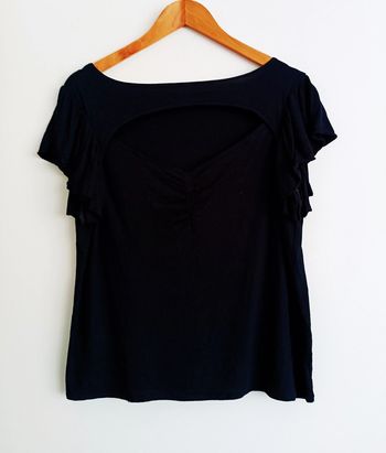 T shirt noir decollete ajoure manches evasees. Taille 42 / 44