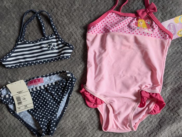NEUF, lot de 2 maillots de bain, 24 mois