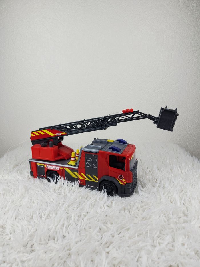Camion de pompiers avec lanceur d eau Scania marque Dickie Toys 🎅