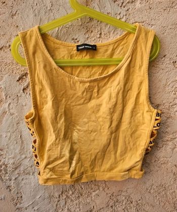Crop top jaune sans manche avec lanière sur les coter laissant apparaître les cotes