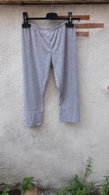 Legging corsaire gris orné de 4 boutons à chaque bas