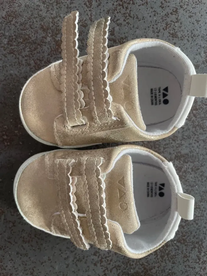 Chaussures / chaussons dorés bébé fille - TAO - photo numéro 2