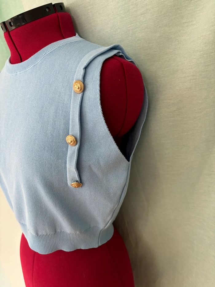 Crop top chic bleu clair avec boutons dorés sans manches - photo numéro 2