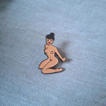 Pins femme métisse coucou suzette