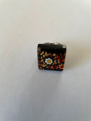 Bague noir à fleurs