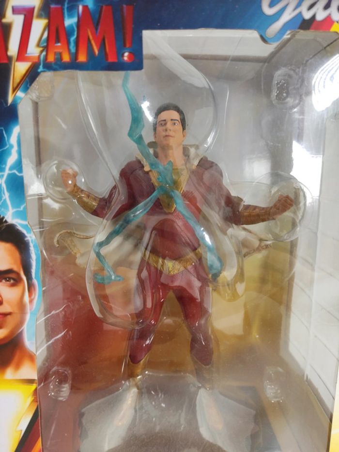 Zachary Levi As Shazam ! DC Comics Movie PVC statue Diamond Select Toys Gallery - photo numéro 2