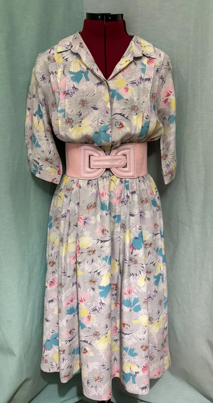 Jolie robe chemise vintage à fleurs pastel