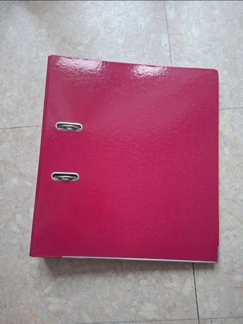 Classeur à levier avec quelques feuilles