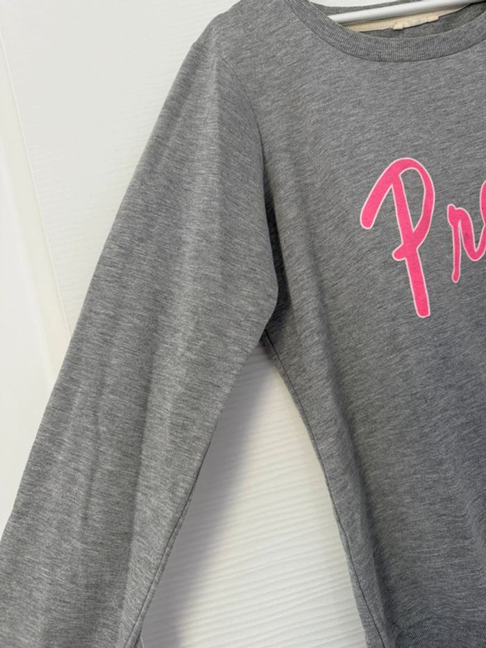 Pull sweat gris clair basique avec écriture rose à manches longues - photo numéro 2