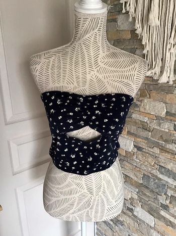 Top dos nu de coloris bleu marine petites fleurs de taille XL en coton