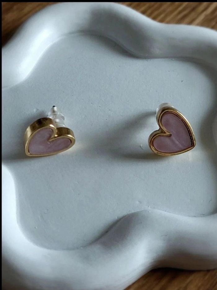 Boucles d’oreilles cœur rose et doré – clous fins féminins – bijou fantaisie romantique élégant - photo numéro 6