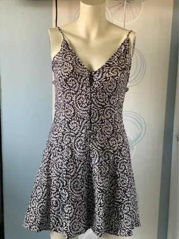 Petite robe légère blanche et noire 36 H&M