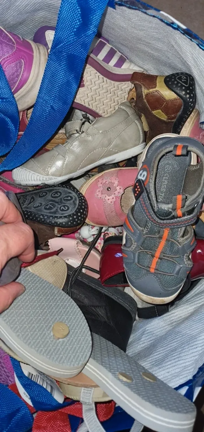 Très grosse poche remplie de chaussures enfants bébé - photo numéro 2