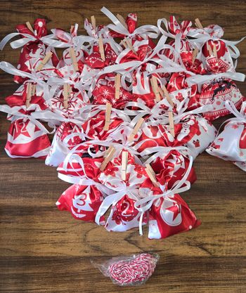 Neuf calendrier de l'avent avengers figurine pochette tissu