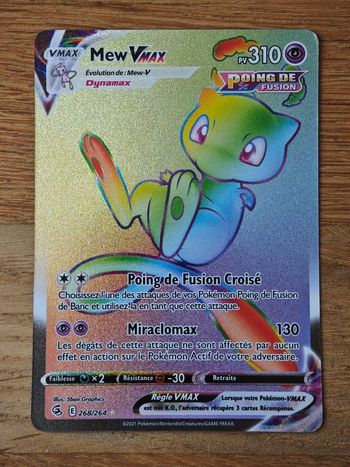 Carte Pokémon Ultra rare full art Rainbow Mew Vmax 268/264 Poing de fusion eb08