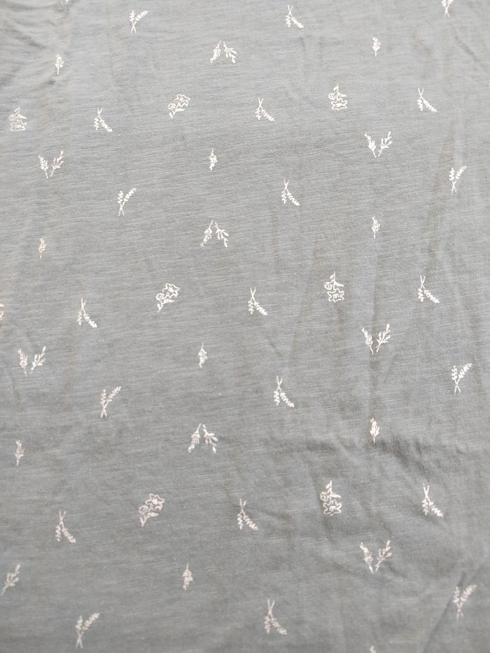 T-shirt Kaki motif fleurs– Taille 40/L – Très bon état - photo numéro 2