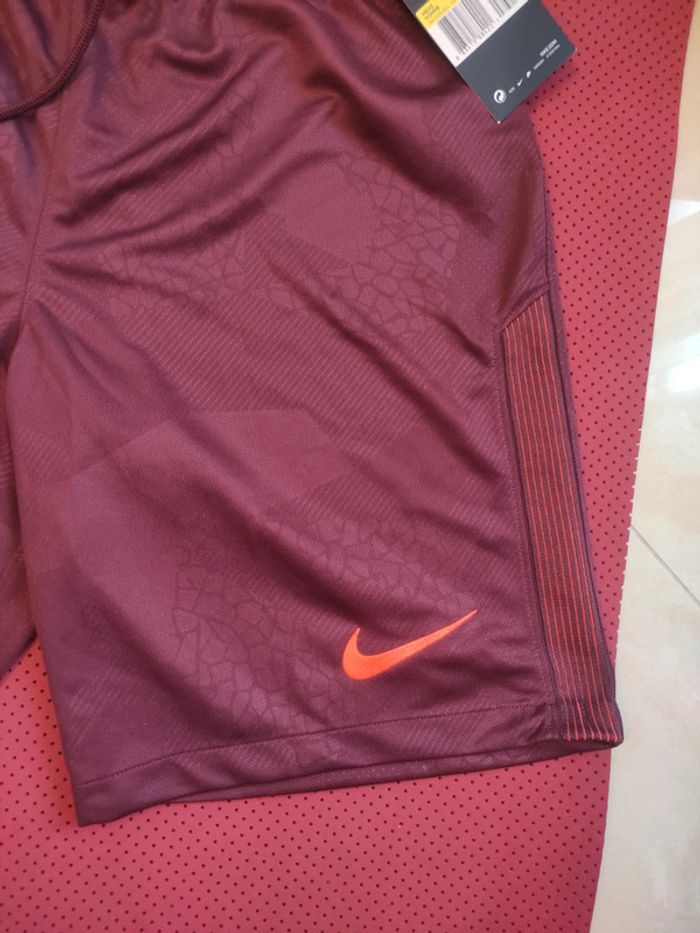 Short de foot FC Barcelone, Nike Authentique Officiel taille Adulte S Homme, Neuf - photo numéro 3
