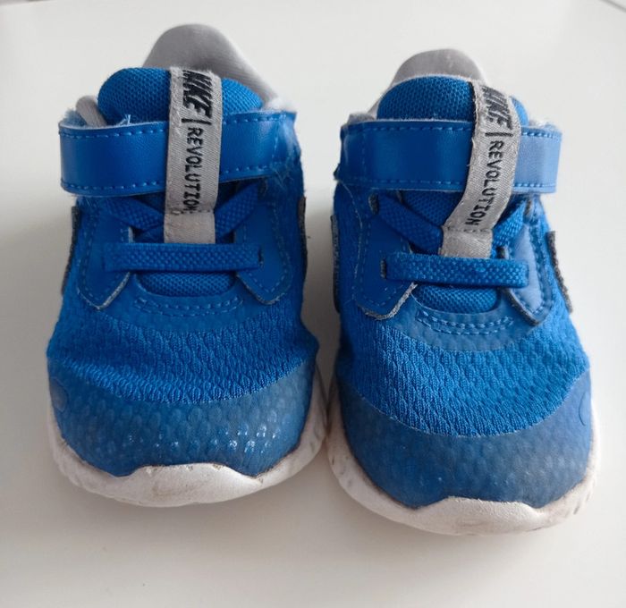 Baskets Nike taille 21 - photo numéro 2