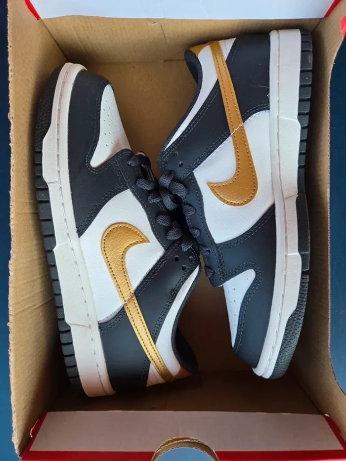 Nike dunk low taille 38,5 neuves blanc noir doré