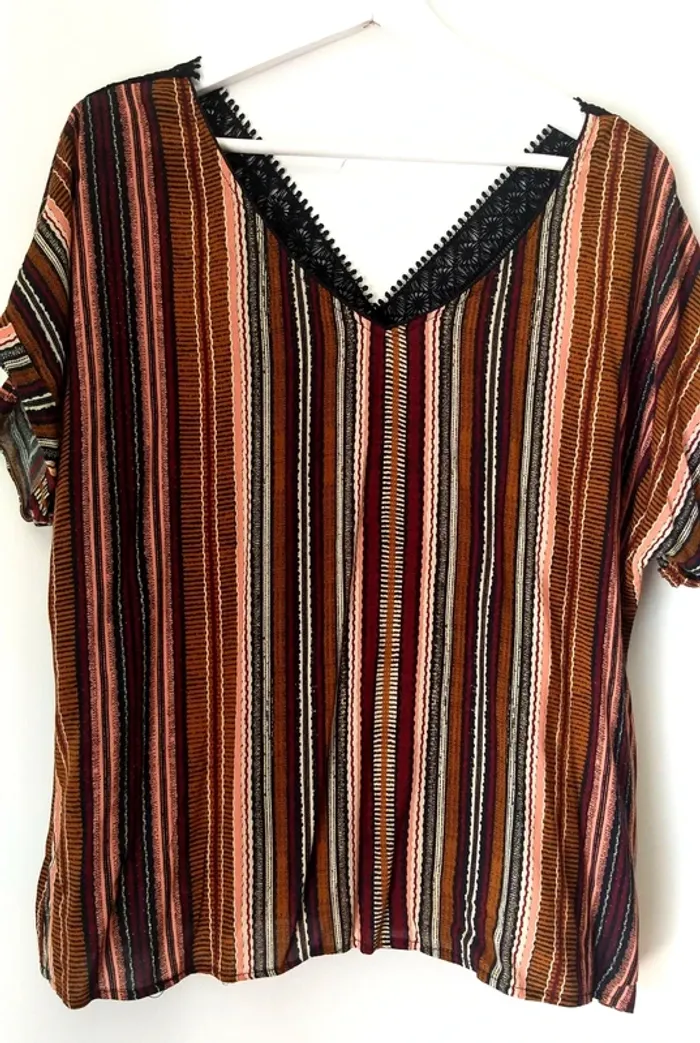Blouse dos en V dentelé