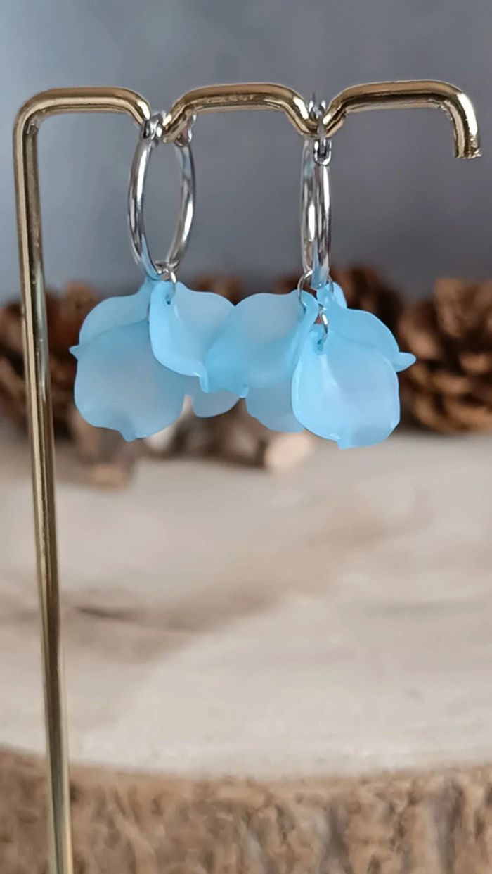 Jolies créoles à pétales en acrylique