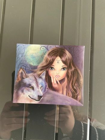 Boîte top modèle avec feuilles et crayon
