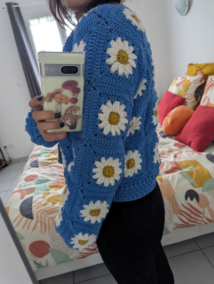 Cardigan marguerites crochet - photo numéro 3