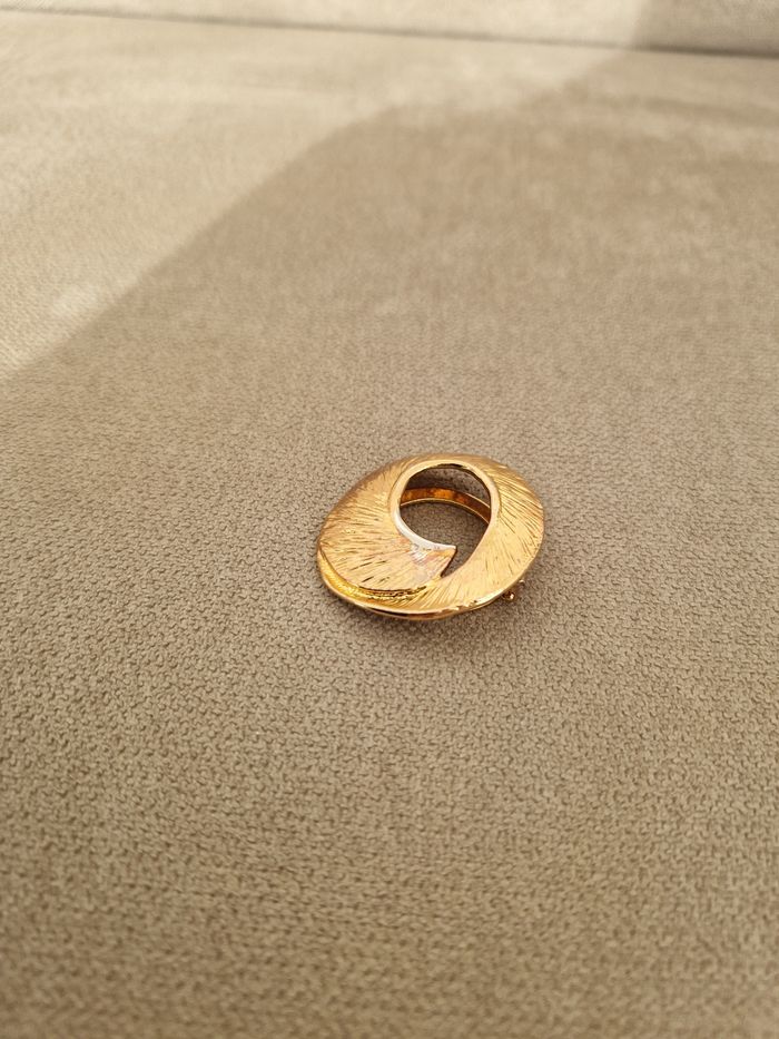 Broche dorée vintage pour foulard design circulaire texturé - photo numéro 5