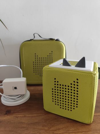 Toniebox verte avec sa case et son chargeur comme neuve