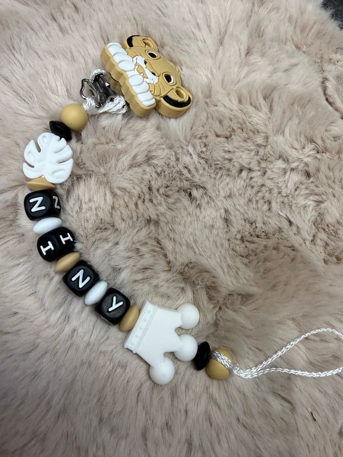 Attache tétine lion