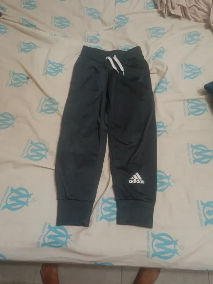 Jogging adidas taille 7 8 ans