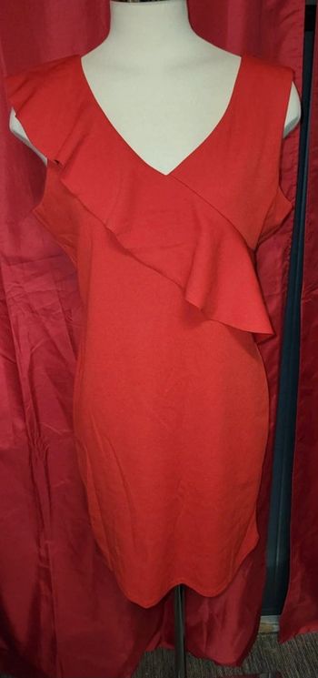 Magnifique robe rouge habillée drapé poitrine 40