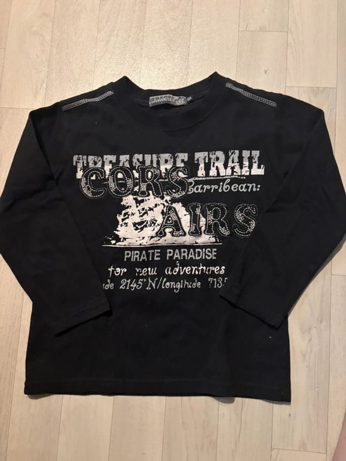 T-shirt noir manches longues motif blanc et gris 8 ans paragas. Très bon état