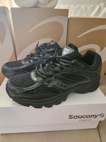 SAUCONY Omni9  noir taille 42 neuves
