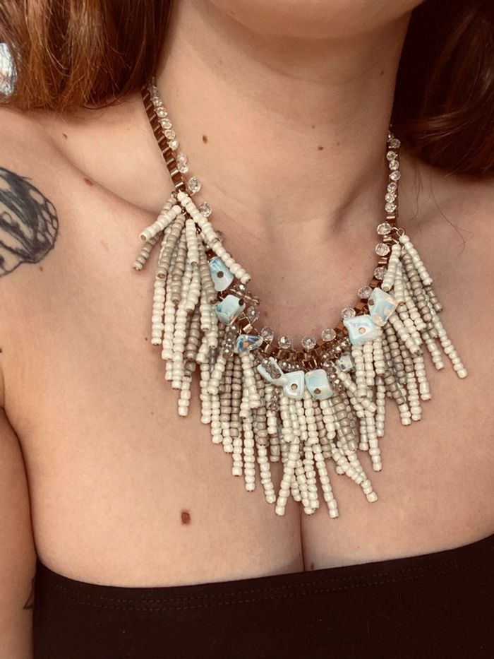 Collier original avec perles dans les tons clairs et dorés très bon état