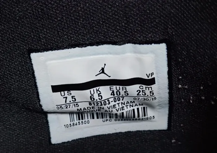 Tennis Jordan noires et dorées - photo numéro 3