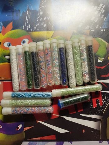 Lot de 17 tubes de perles