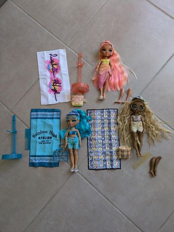 Lot de 3 rainbow high pacific coast Harper Dune, Hali capri et Simone Summer avec accessoires